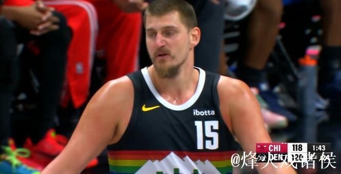 约基奇跑位到弧顶超远三分干拔不中，比赛进入加时赛